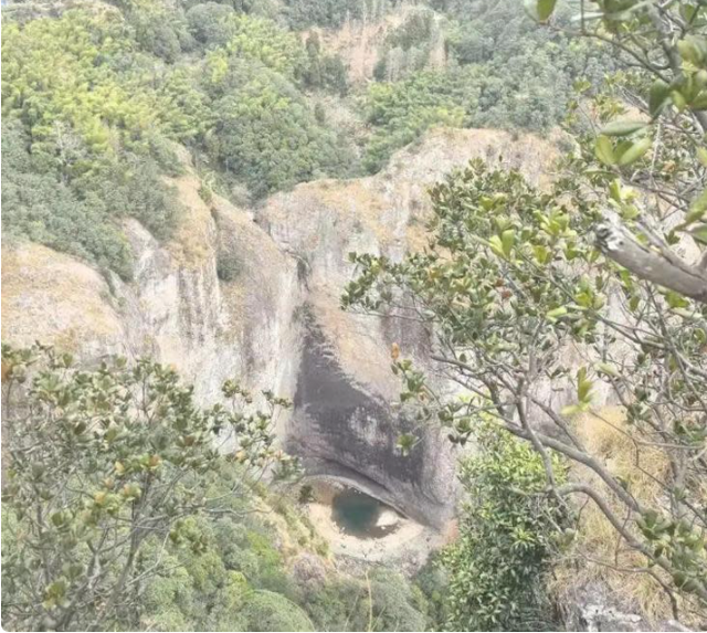 "Mắt rồng" đột ngột xuất hiện giữa núi đá, người dân nô nức kéo đến kiểm chứng - Ảnh 2. "Mắt rồng" đột ngột xuất hiện giữa núi đá, người dân nô nức kéo đến kiểm chứng - Ảnh 2.