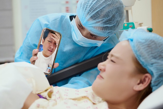 Nh&atilde; Phương sinh con thứ 3, Trường Giang bật kh&oacute;c xin lỗi vợ - Ảnh 2.