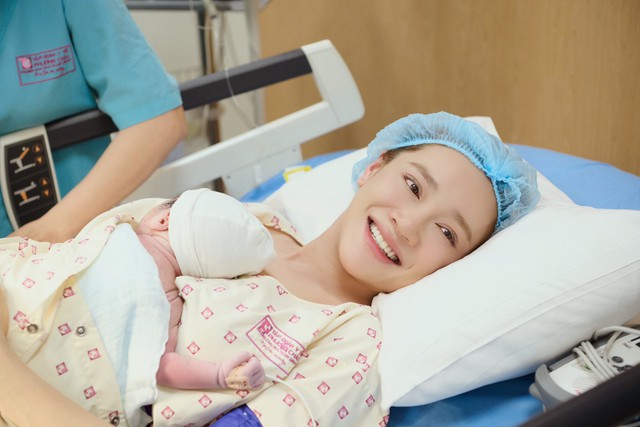 Nh&atilde; Phương sinh con thứ 3, Trường Giang bật kh&oacute;c xin lỗi vợ - Ảnh 1.