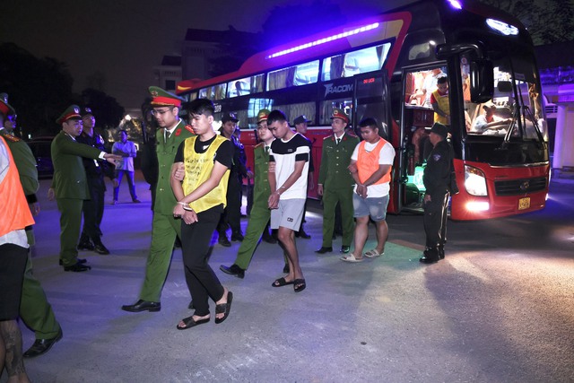 Đồng loạt kh&aacute;m x&eacute;t, bắt 205 đối tượng trong chuy&ecirc;n &aacute;n đặc biệt lớn, lừa h&agrave;ng trăm tỷ đồng của người Việt - Ảnh 1.