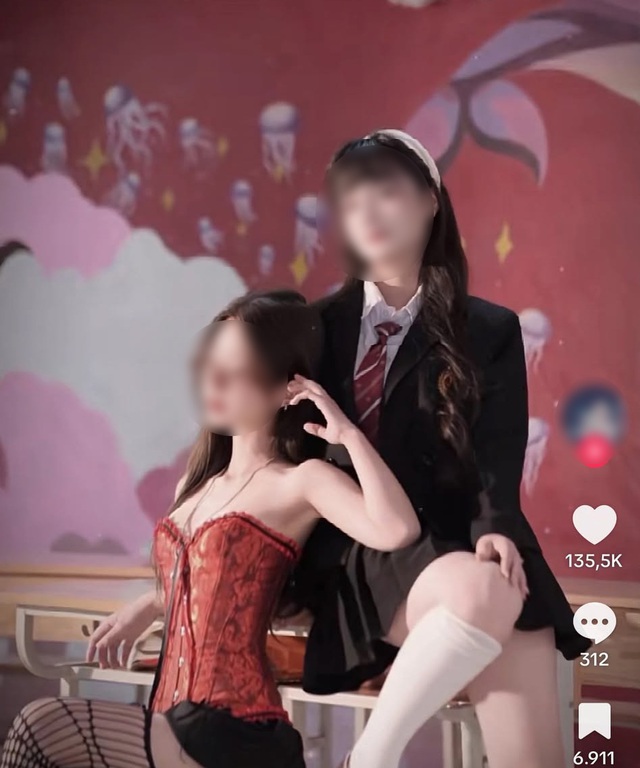 Xôn xao hình ảnh nữ sinh ăn mặc phản cảm chụp ảnh kỷ yếu: Nhà trường lên tiếng - Ảnh 1.
