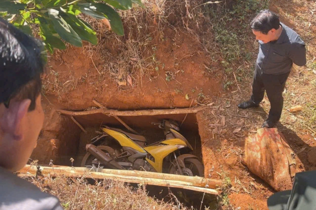 Vụ 2 t&ecirc;n cướp ng&acirc;n h&agrave;ng lấy 1,8 tỷ đồng rồi bỏ trốn: H&eacute; lộ bất ngờ về nơi ph&aacute;t hiện chiếc xe m&aacute;y bị ch&ocirc;n - Ảnh 1.