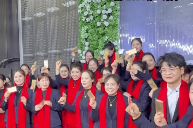 C&ocirc;ng ty thưởng Tết cho nh&acirc;n vi&ecirc;n bằng v&agrave;ng 9999: Tổng số tiền bỏ ra g&acirc;y cho&aacute;ng - Ảnh 1.