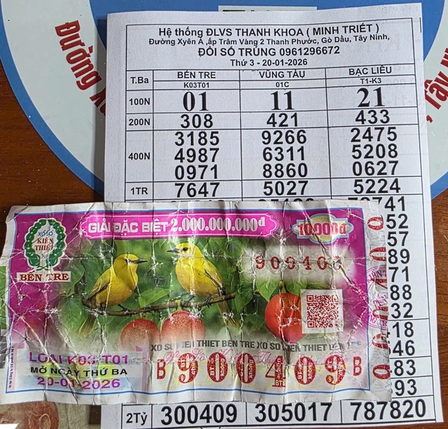 Dò vé số xong vứt vào thùng rác, cô gái tá hỏa khi nhận cuộc gọi của người bán: Cái kết bất ngờ - Ảnh 1.