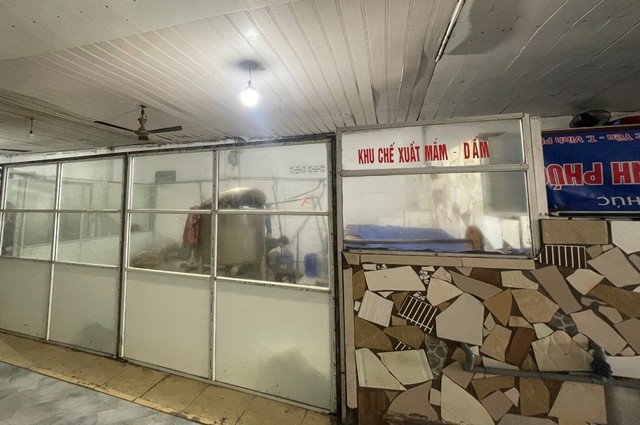 Khởi tố Gi&aacute;m đốc Nguyễn Minh Quang sinh năm 1992, gi&aacute;m định gần 2.400 chai tang vật - Ảnh 2.