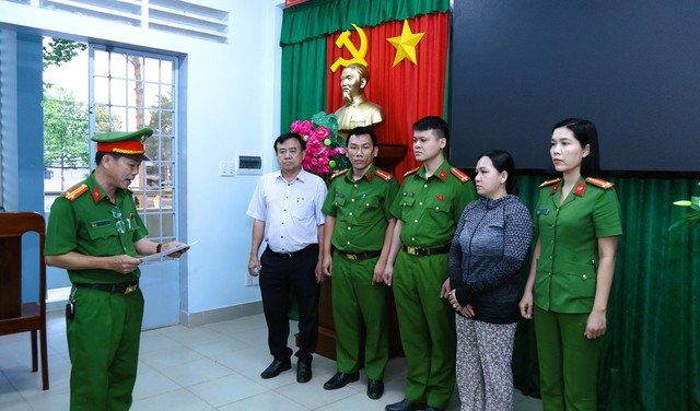 Thi h&agrave;nh lệnh bắt tạm giam v&agrave; kh&aacute;m x&eacute;t đối với L&ecirc; Thị B&iacute;ch Phượng - Ảnh 2.