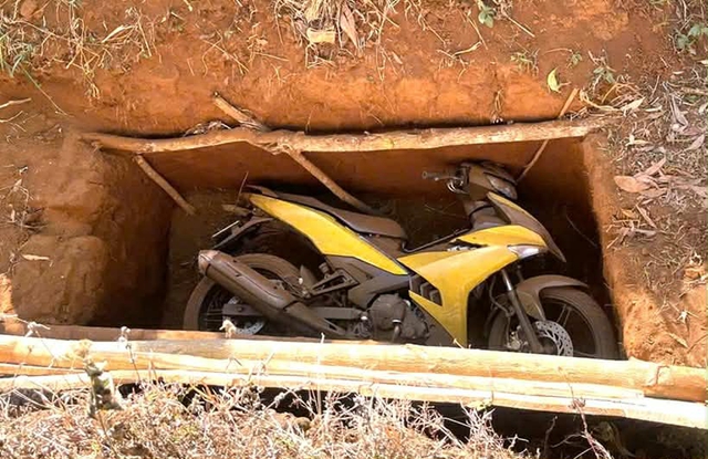 Vụ 2 t&ecirc;n cướp ng&acirc;n h&agrave;ng ch&ocirc;n xe m&aacute;y: Th&ocirc;ng tin quan trọng về tấm v&aacute;n gỗ d&ugrave;ng che miệng hố - Ảnh 3.