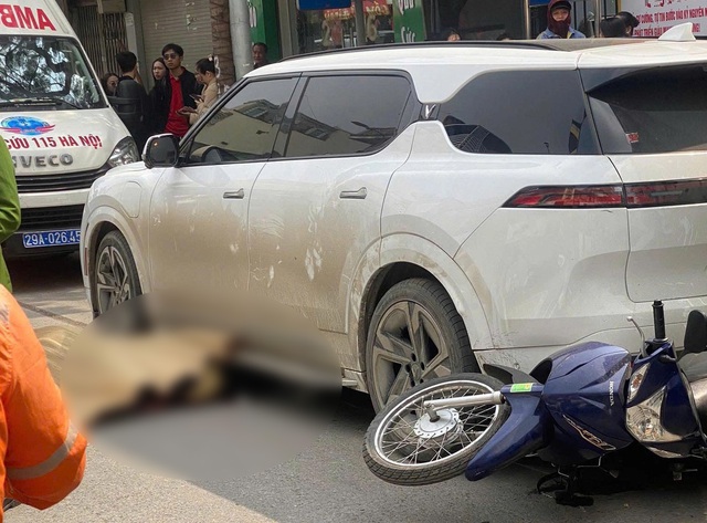 Camera vụ ô tô lùi tông 1 phụ nữ tử vong trên phố Hà Nội: Khoảnh khắc 10 giây đau lòng - Ảnh 1.