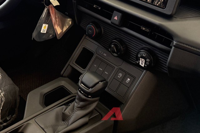 Mục sở thị Toyota Hilux mới ngay trước giờ G: Đại l&yacute; b&aacute;o cao nhất chỉ hơn 900 triệu đồng - Ảnh 5.