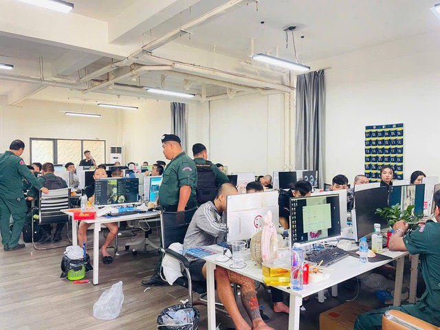 Hàng trăm cảnh sát đồng loạt khám xét, bắt giữ toàn bộ 47 đối tượng trong chuyên án đặc biệt lớn - Ảnh 2.