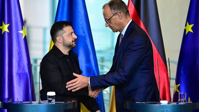 Nga tuyên bố "bắn nổ F-16", kịch chiến dữ dội - Hàng ngàn quân kéo sát biên giới Nga, Kiev nhận tin sốc - Ảnh 3.