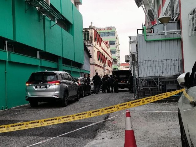 Mẹ chở con trên xe nhưng quên không đưa đến nhà trẻ, 5 giờ chiều mới nhớ ra và cái kết muộn màng - Ảnh 1.