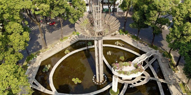 Cảnh tượng ngay lúc này tại công trình gần 60 tuổi giữa lòng TP.HCM: Nhiều người không tin vào mắt mình - Ảnh 1.