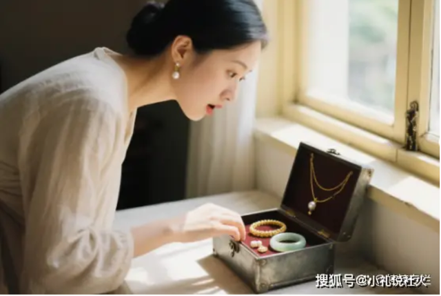 Tết n&agrave;o về nh&agrave; chồng cũng mất trang sức, con d&acirc;u quyết thử chi&ecirc;u độc: Người l&eacute;n v&agrave;o ph&ograve;ng đ&ecirc;m đ&oacute; g&acirc;y sốc - Ảnh 1.