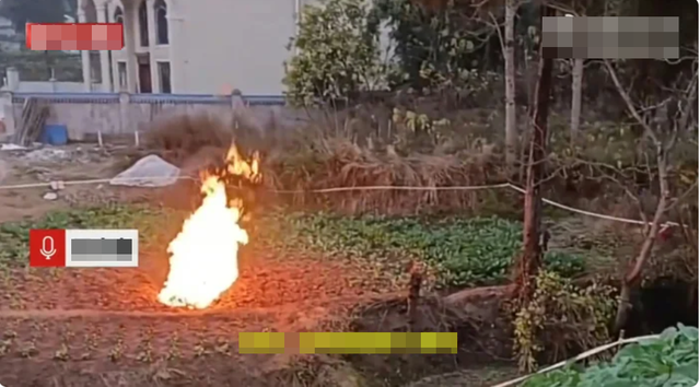 C&aacute;nh đồng gần trường học bỗng xuất hiện đ&aacute;m ch&aacute;y lạ trong nhiều ng&agrave;y liền, vẫn b&ugrave;ng l&ecirc;n cả khi trời mưa - Ảnh 1.