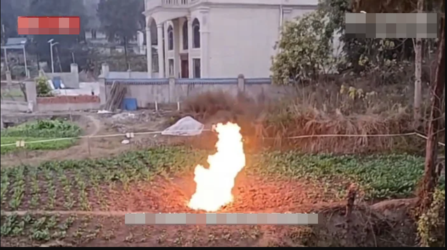 C&aacute;nh đồng gần trường học bỗng xuất hiện đ&aacute;m ch&aacute;y lạ trong nhiều ng&agrave;y liền, vẫn b&ugrave;ng l&ecirc;n cả khi trời mưa - Ảnh 2.