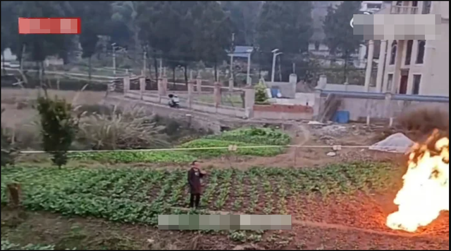 C&aacute;nh đồng gần trường học bỗng xuất hiện đ&aacute;m ch&aacute;y lạ trong nhiều ng&agrave;y liền, vẫn b&ugrave;ng l&ecirc;n cả khi trời mưa - Ảnh 3.