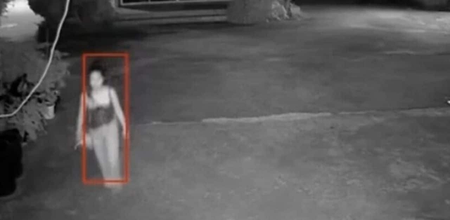 Thấy c&ocirc; g&aacute;i ăn mặc khỏa th&acirc;n đứng sau xe, người d&acirc;n b&aacute;o cảnh s&aacute;t th&igrave; ph&aacute;t hiện sự thật kinh ho&agrave;ng - Ảnh 1.