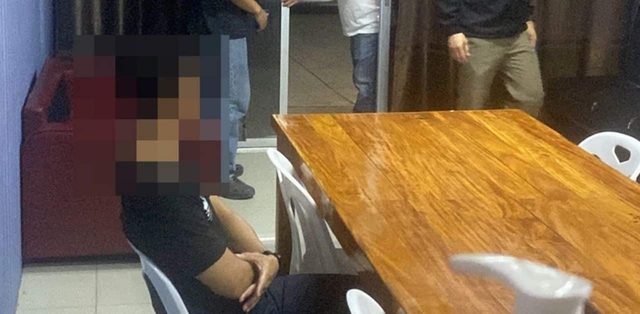 Thấy c&ocirc; g&aacute;i ăn mặc khỏa th&acirc;n đứng sau xe, người d&acirc;n b&aacute;o cảnh s&aacute;t th&igrave; ph&aacute;t hiện sự thật kinh ho&agrave;ng - Ảnh 3.