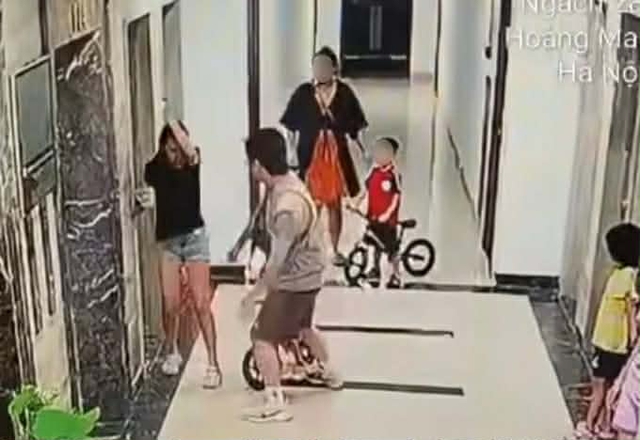 Người đàn ông hành hung cô gái tại sảnh chung cư ở Hà Nội nói bức xúc vì bị vợ mắng, mất ngủ nhiều ngày - Ảnh 2.