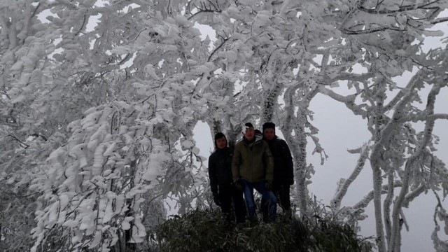 Ngo&agrave;i Fansipan, Mẫu Sơn, nơi n&agrave;y cũng c&oacute; băng gi&aacute; d&agrave;y đặc: Độ cao gần 2000m, c&aacute;ch H&agrave; Nội hơn 200km - Ảnh 1.