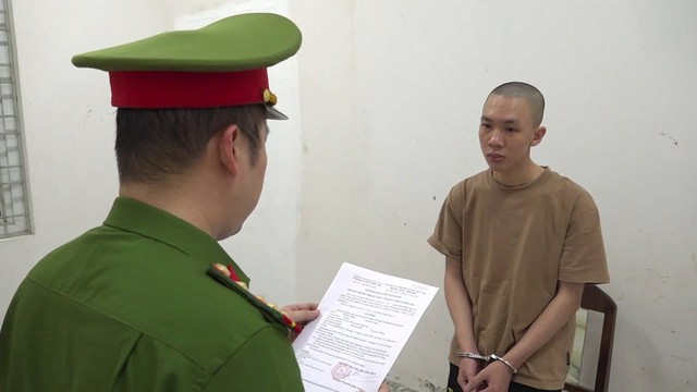  Ra lệnh bắt tạm giam thầy giáo giả mạo Võ Duy Bảo - Ảnh 1.