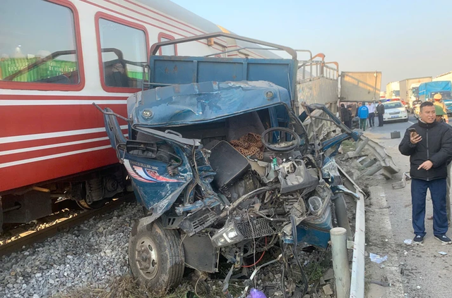 Xe tải vượt đường sắt thiếu quan s&aacute;t, bị t&agrave;u hỏa t&ocirc;ng bay xuống vệ đường - Ảnh 1.