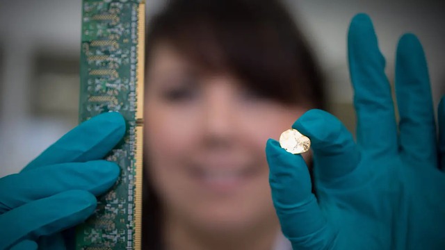 Quăng điện thoại cũ đi là mất cả đống tiền: Đây là cách lấy sạch vàng và palladium chỉ trong 20 phút - Ảnh 1.