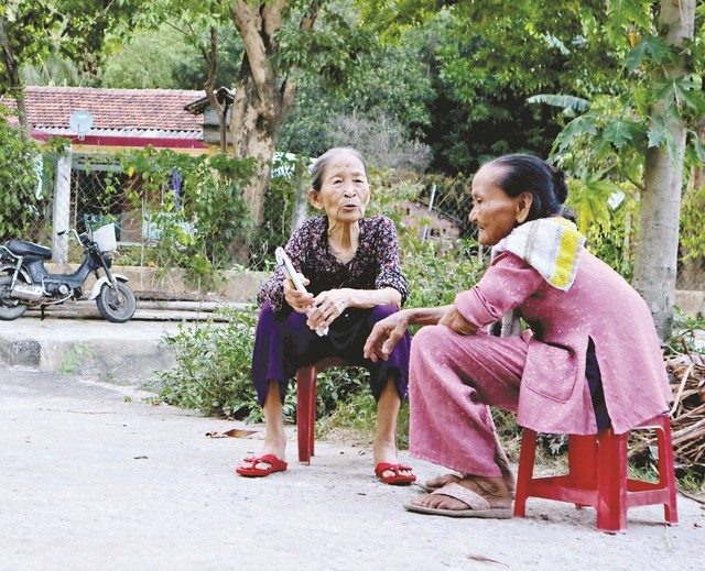 Khi cha mẹ bắt đầu "l&uacute;c nhớ l&uacute;c qu&ecirc;n": Chuyện vừa xảy ra th&igrave; qu&ecirc;n, chuyện nhiều năm trước lại kể vanh v&aacute;ch - Ảnh 2.