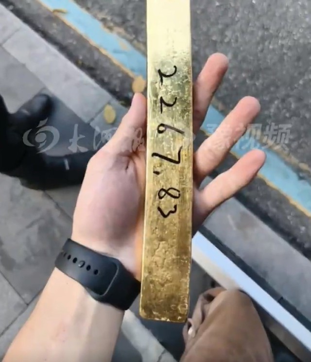 Đang đi giao hàng, shipper 17 tuổi bất ngờ phát hiện điều khác thường bên đường: Cảnh sát lập tức vào cuộc - Ảnh 2.
