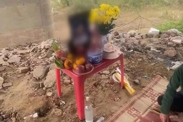 Người đ&agrave;n &ocirc;ng 38 tuổi nghi nhảy cầu, gia đ&igrave;nh lập b&agrave;n thờ b&ecirc;n s&ocirc;ng: Diễn biến bất ngờ sau đ&oacute; - Ảnh 1.