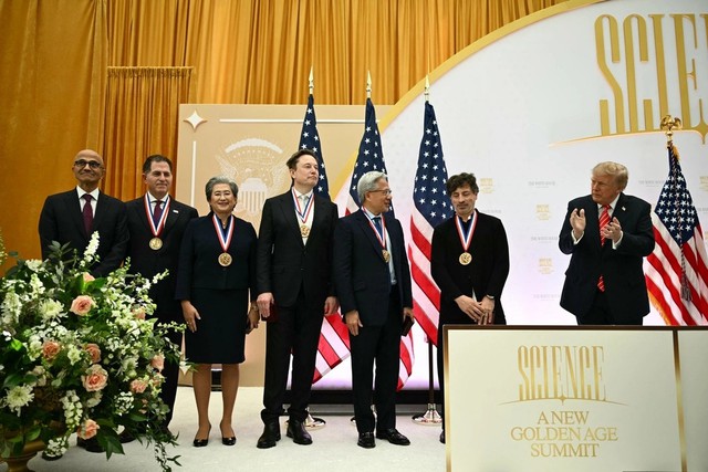 Tỷ ph&uacute; Elon Musk, Jensen Huang nhận "phần thưởng" cao qu&yacute; nhất nước Mỹ từ Tổng thống Trump - Ảnh 1.