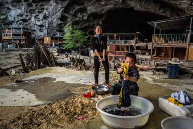 Phát hiện ngôi làng "ẩn" trong lòng núi ở nước láng giềng Việt Nam, từng có gần 100 người sống tách biệt - Ảnh 5.