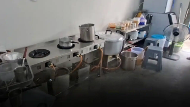 3 nhân viên ngã quỵ, 1 người chạy tới chứng kiến cảnh đáng sợ - Ảnh 1.