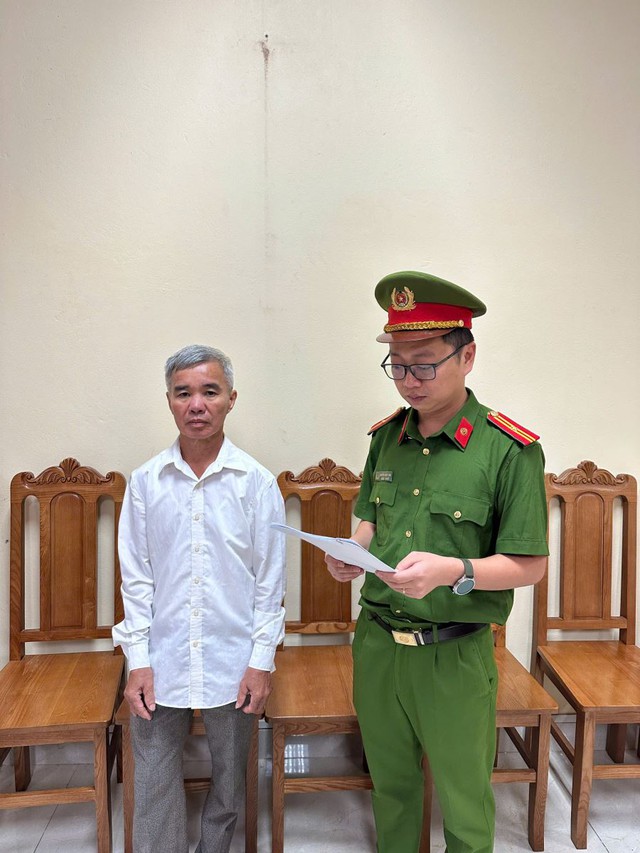 Ra quyết định khởi tố Nguyên Chủ tịch UBND xã Bạch Chí Điển SN 1960 và công chức địa chính - Ảnh 1.