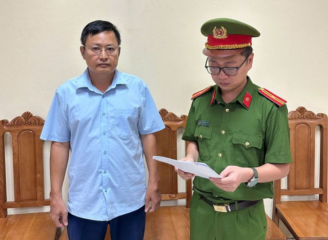 Ra quyết định khởi tố nguyên cán bộ xã Bạch Chí Điển SN 1960 - Ảnh 3.