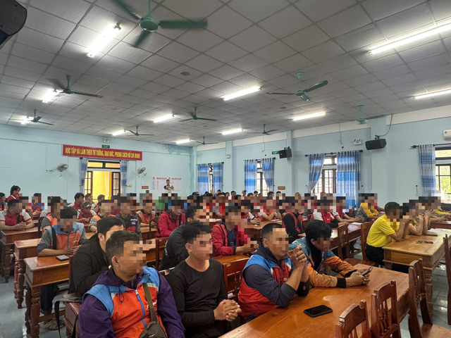 Công an bất ngờ kiểm tra 72 shipper của 6 công ty - Ảnh 1.