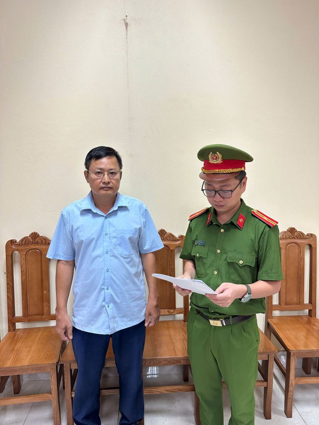 Ra quyết định khởi tố Nguyên Chủ tịch UBND xã Bạch Chí Điển SN 1960 và công chức địa chính - Ảnh 2.