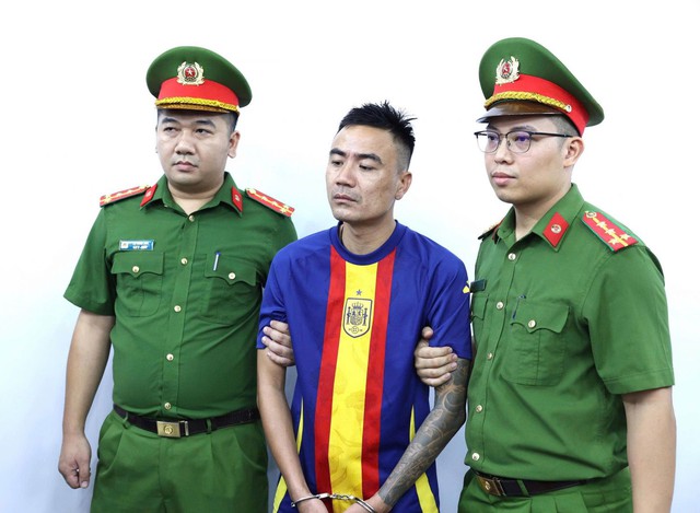 Vụ nh&acirc;n vi&ecirc;n qu&aacute;n thịt d&ecirc; cầm điếu c&agrave;y đuổi đ&aacute;nh nam thanh ni&ecirc;n: Chủ nh&agrave; h&agrave;ng n&oacute;i l&yacute; do r&uacute;t đơn - Ảnh 1.