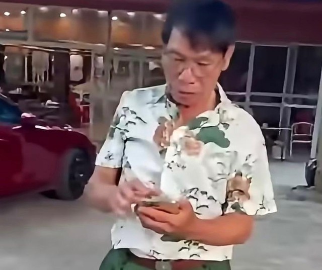 Vụ nh&acirc;n vi&ecirc;n qu&aacute;n thịt d&ecirc; cầm điếu c&agrave;y đuổi đ&aacute;nh nam thanh ni&ecirc;n: Chủ nh&agrave; h&agrave;ng n&oacute;i l&yacute; do r&uacute;t đơn - Ảnh 2.