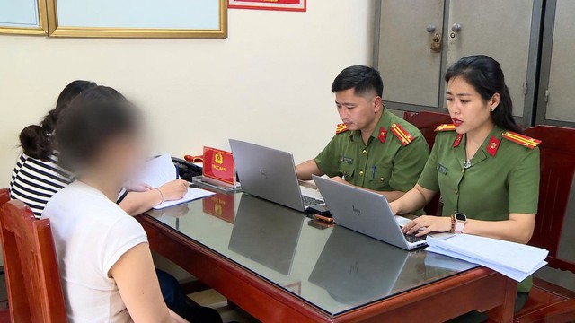 Phát hiện giao dịch rút tiền rất lớn: Công an đồng loạt triệu tập 30 người tại Thanh Hóa, Hà Nội để điều tra - Ảnh 2.
