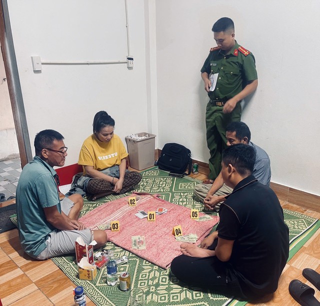 Công an bất ngờ kiểm tra căn nhà lúc 14h30, khởi tố Hoàng Thị Lự SN 1980 - Ảnh 1.