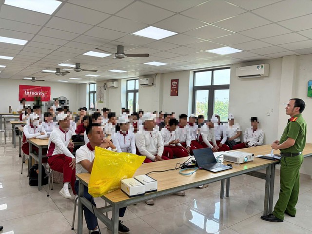 Công an kiểm tra 50 người ở công ty golf - Ảnh 1.