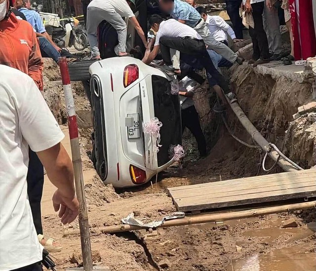 Mercedes đi đón dâu lao xuống rãnh đào đường ở Hưng Yên, tình trạng người trên xe ra sao? - Ảnh 1.
