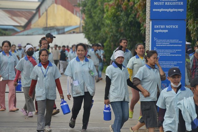 Campuchia n&acirc;ng mức lương tối thiểu h&agrave;ng th&aacute;ng cho c&ocirc;ng nh&acirc;n may mặc l&ecirc;n 212 USD v&agrave;o năm 2027 - Ảnh 1.