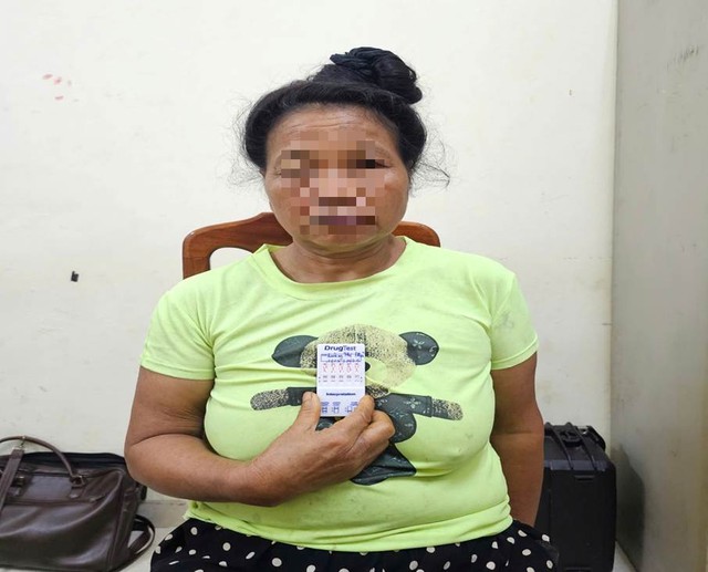 Công an kiểm tra lúc 20 giờ, bắt giữ Quàng Thị Phủ 62 tuổi - Ảnh 1.