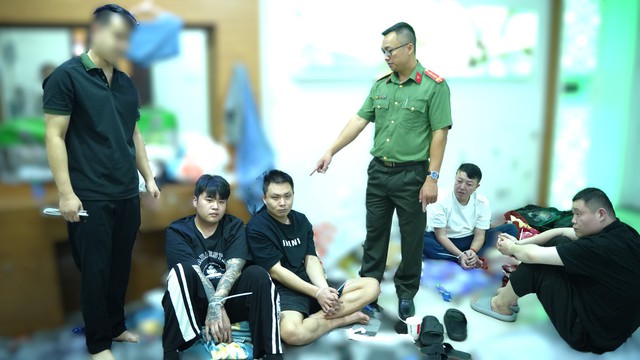 Công an bất ngờ kiểm tra hàng loạt căn hộ lúc 1h30 sáng: Khởi tố Nguyễn Thị Thùy Linh SN 1996 - Ảnh 1.