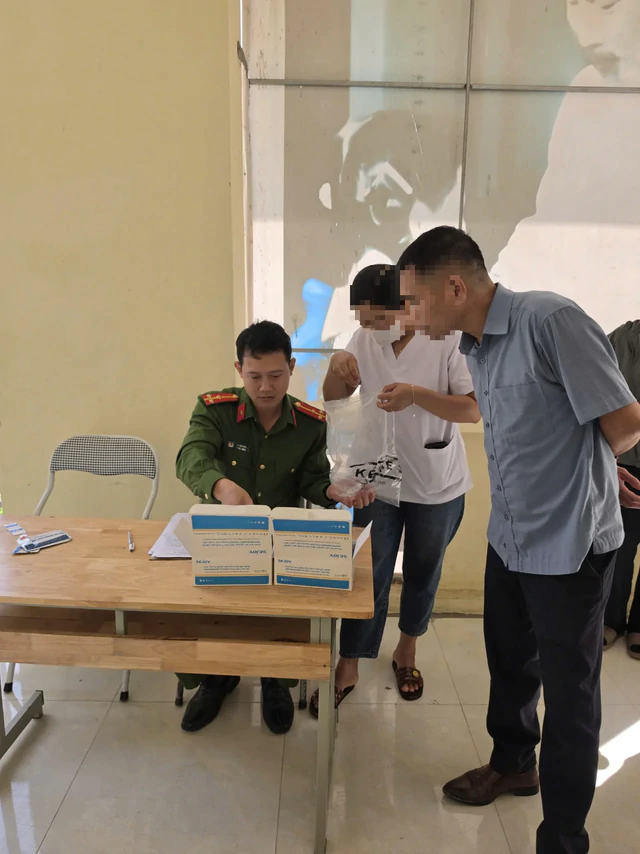 Công an kiểm tra 252 cán bộ, công chức, viên chức, người lao động, cán bộ, chiến sĩ,... - Ảnh 1.