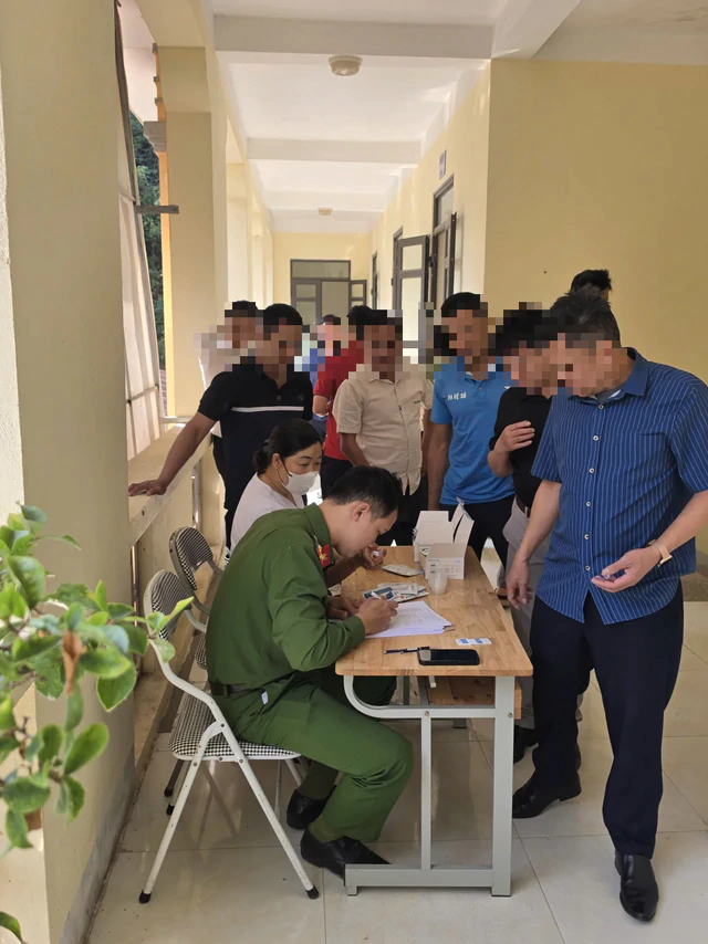 Công an kiểm tra 252 cán bộ, công chức, viên chức, người lao động, cán bộ, chiến sĩ,... - Ảnh 2.
