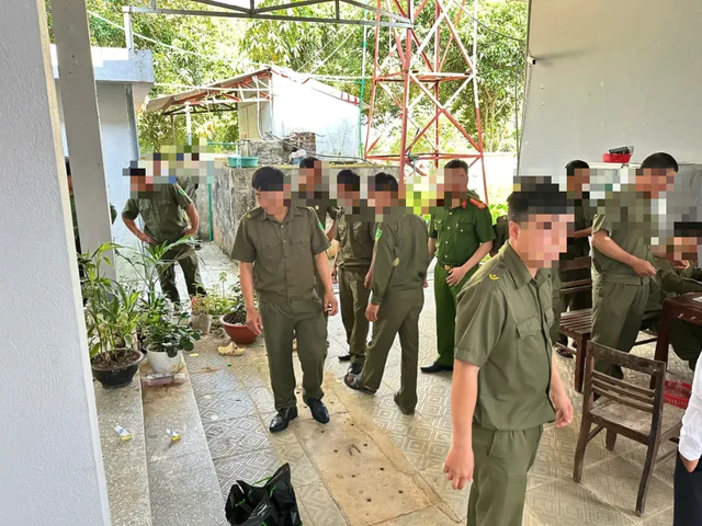 Công an kiểm tra 252 cán bộ, công chức, viên chức, người lao động, cán bộ, chiến sĩ,... - Ảnh 4.